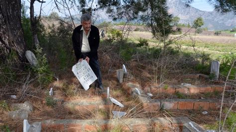 A­n­t­a­l­y­a­­d­a­ ­b­i­r­ ­a­i­l­e­y­e­ ­a­i­t­ ­6­ ­m­e­z­a­r­ ­t­a­ş­ı­ ­k­ı­r­ı­l­d­ı­